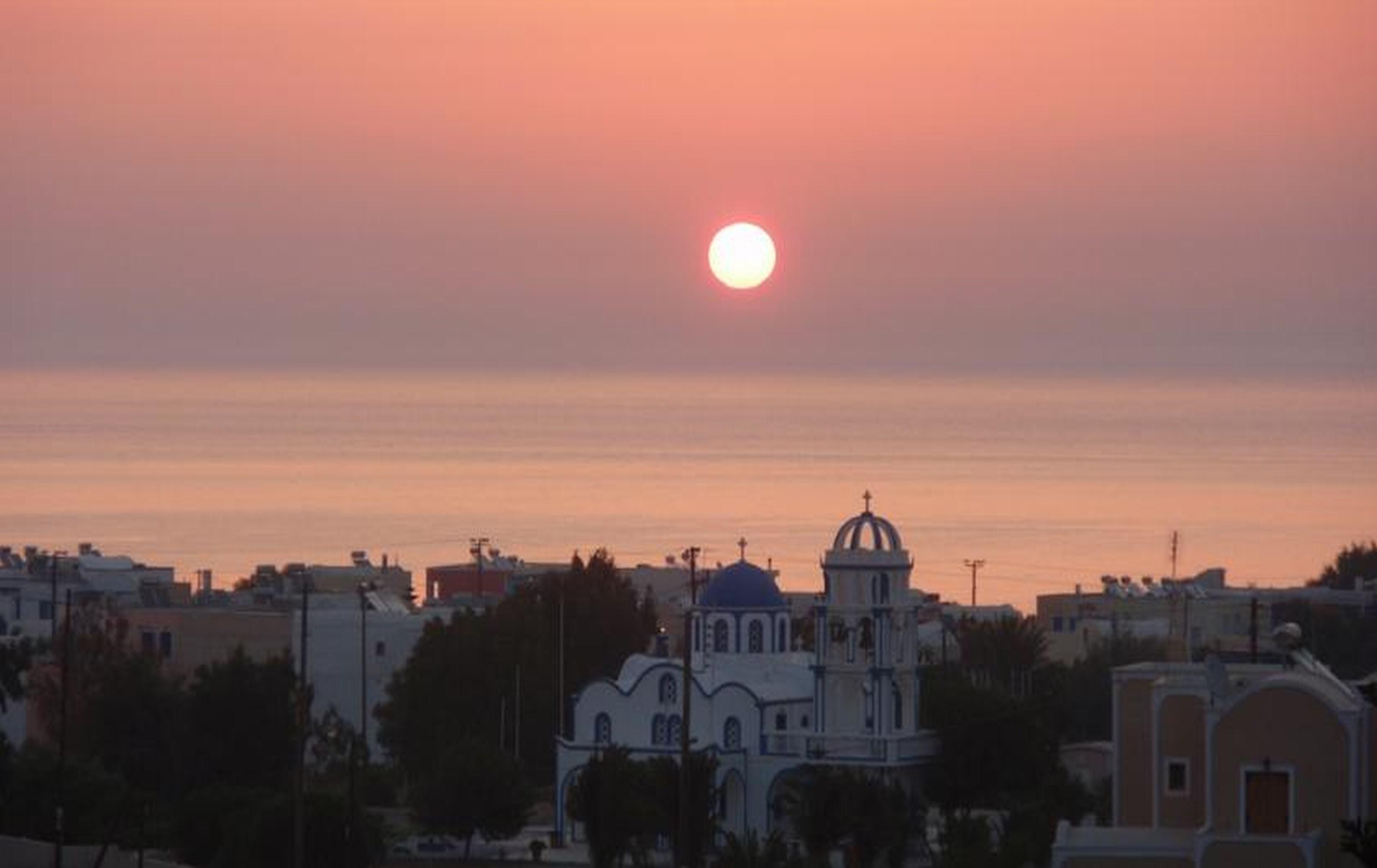 Castro Hotel Kamári エクステリア 写真